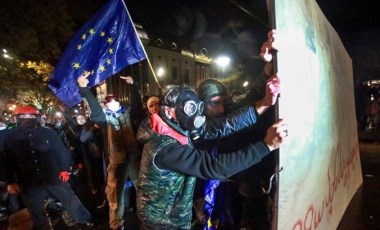 Gürcistan’da protestocularla polis arasında çatışma: 107 gözaltı