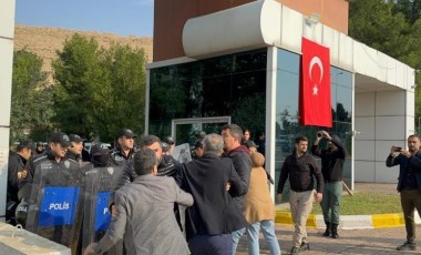 Mardin'e 3. kez kayyum atandı... Ahmet Türk ve DEM Partililer binaya girmeye çalıştı, polis müdahale etti