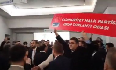 Kayyum atanan Esenyurt'ta CHP'li meclis üyeleri içeri alınmadı, CHP Grup Toplantı Odası tabelası söküldü