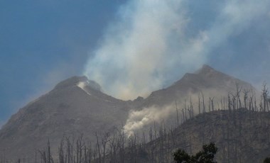 Endonezya’da yanardağ faaliyete geçti: 10 ölü