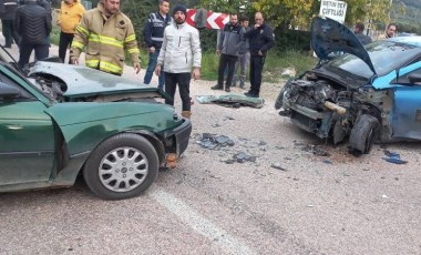 Balıkesir'de otomobiller kafa kafaya çarpıştı: Yaralılar var!