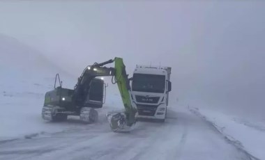 Bayburt'ta TIR kar nedeniyle yolda kaldı: İş makinesiyle kurtarıldı