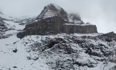 Hakkari'de şelale dondu, buz sarkıtlarının boyu 4 metreyi buldu