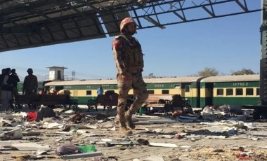 Pakistan'da tren istasyonunda meydana gelen patlamada en az 26 kişi öldü