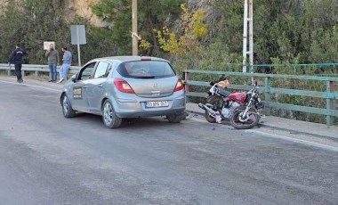 Otomobilin çarptığı motosikletten uçuruma düştü