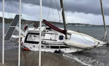 Bodrum’u fırtına vurdu... Yelkenli karaya oturdu, seferler iptal edildi