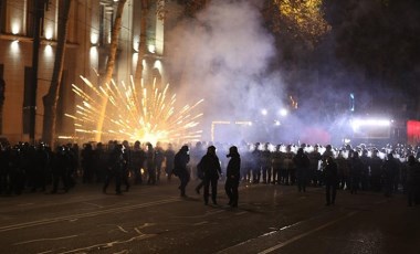 Gürcistan'da göstericilerin eylemlerine polis müdahalesi: 'Tiflis'teki gösteriler barışçıl değil'