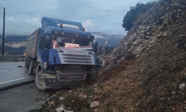 Isparta'da korkunç kaza! TIR ve otomobil kafa kafaya çarpıştı: 3 yaralı