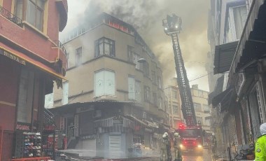 İstanbul'da korkutan yangın... Yan binalara da sıçradı!