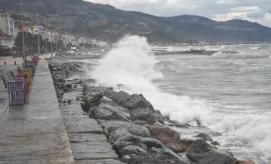 Dalga boyu 2 metreye ulaştı: Belediyeden kritik uyarı