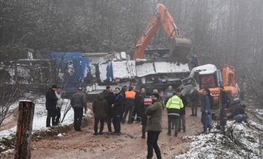 TIR, taş kırma makinesinin altında kaldı!