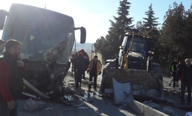 Turistleri taşıyan otobüs ve iş makinesi çarpıştı!