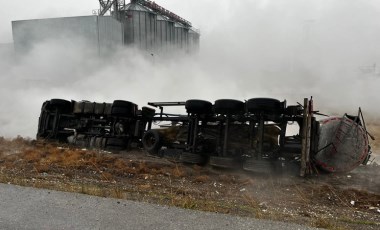 Konya'da faciadan dönüldü: Asit tankeri devrildi!