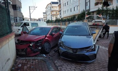 Darıca'da kavşakta feci kaza! İki otomobil çarpıştı: 1’i çocuk, 3 yaralı