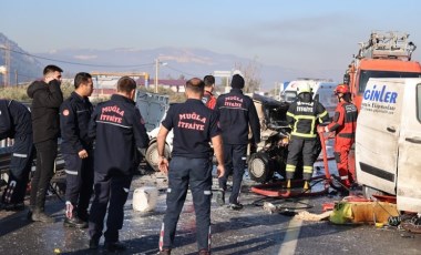 Yol trafiğe kapandı, ortalık savaş alanına döndü... Muğla'da 3 araçlık zincirleme kaza: 1'i ağır 7 yaralı