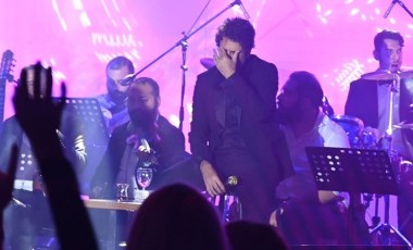 Annesini kaybeden Mahsun Kırmızıgül’den İzmir’de hüzünlü konser