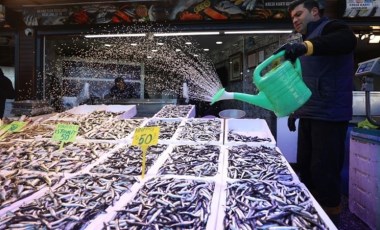 Tezgahlarda hamsi zamanı: Trabzonlu balıkçılar hamsiyi tuzlayarak saklama yöntemini öneriyor