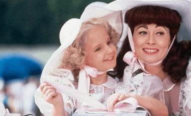 Mommie Dearest filminin konusu ne? Mommie Dearest filminin oyuncuları kim?