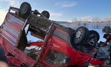 Ardahan'da hayvan yüklü kamyonet ile TIR çapıştı: 3 yaralı