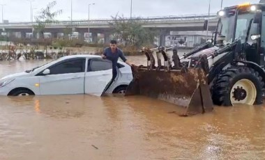 Antalya'yı sağanak vurdu: Yollar göle döndü!