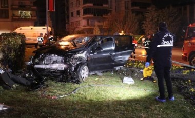 Denizli’de feci kaza... Otomobil 15 Temmuz Şehitler Anıtı’na çarptı, 1 ölü, 1 ağır yaralı!