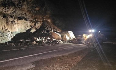 Artvin’de heyelan ulaşımı felç etti!