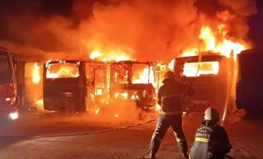 Kundaklama şüphesi: Burdur'da park halindeki 5 halk otobüsü alev alev yandı!