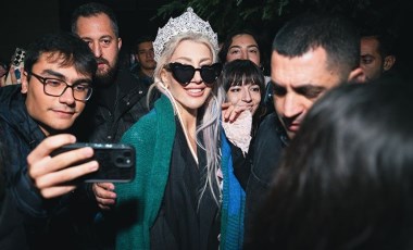 ODTÜ öğrencilerinden Hande Yener’e kraliçe tacı ve onur ödülü