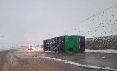 Bingöl'de yolcu otobüsü devrildi... Ölü ve yaralılar var!