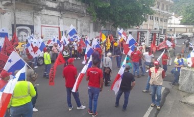 Panama'da Trump protestosu: Posterleri ateşe verildi