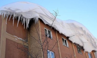 Erzurum'da feci olay... Çatıdan üzerine buz kütlesi düştü!