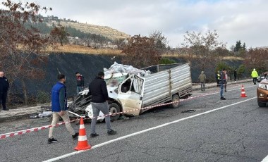 Gaziantep'te TIR'a çarpan sürücü kurtarılamadı!