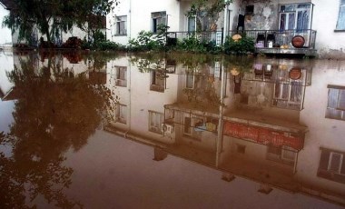 Bodrum'da sağanak hayatı felç etti: cadde ve sokaklar göle döndü