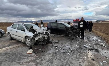 Afyonkarahisar'da iki araç kafa kafaya çarpıştı: Yaşlı çift kurtarılamadı!