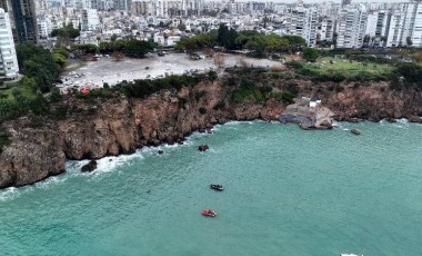 Antalya'da falezlerden denize düşen araç mıknatısla aranıyor!