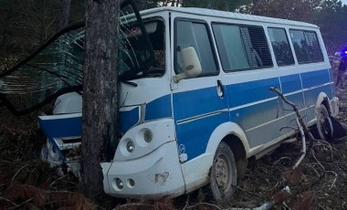 Direksiyon hakimiyetini kaybetti! Kontrolden çıkan minibüs ağaca çarptı: 5 yaralı