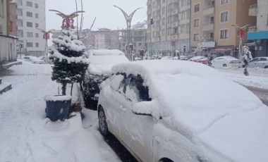 Hakkari'de kar yağışı... Taşımalı eğitime ara verildi!