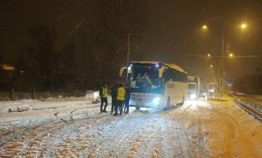 Erzurum’da kar yağışı: Çok sayıda araç yolda kaldı!