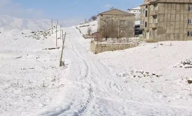 Hakkari'de 'kar' etkisi... Hayat durdu: 51 yerleşim yerinin yolu kapandı!