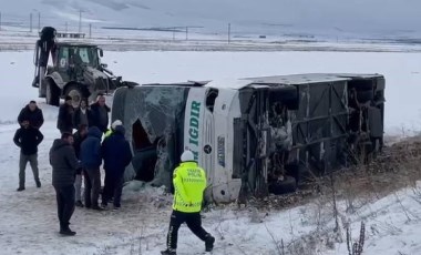 Son dakika... Kars'ta yolcu otobüsü devrildi: Çok sayıda yaralı var!