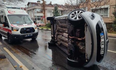 Bakırköy’de sürücüsünün kontrolünden çıkan araç yan yattı