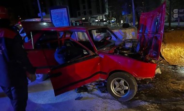 Reklam panosu beton bloğuna çarptı! Kahramanmaraş’ta trafik kazası: 2 yaralı