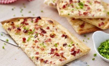 Kahvaltılara çok yakışan pratik bir Alman lezzeti: Flammkuchen tarifi