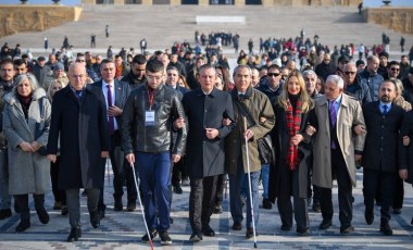 Özgür Özel, engellilerle birlikte Anıtkabir'i ziyaret etti