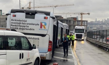 Metrobüs hattında korkutan kaza: Yolcu yola düştü!