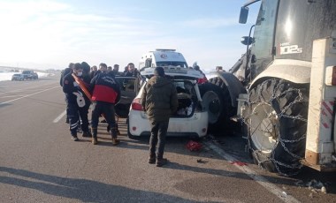 Van-Özalp yolunda otomobil ve iş makinesi çarpıştı: 1'i bebek, 5 yaralı