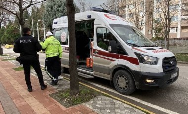 Otomobil trafik ışıklarında motosiklete çarptı: Yaralılar var!