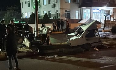 Edirne'de faciadan dönüldü... Aydınlatma direğine çarpan araç ikiye bölündü: 2 kişi ağır yaralı!