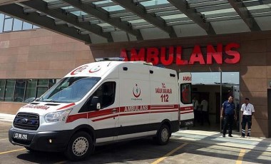 Metrelerce savruldu! Hafif ticari araçla motosiklet çarpıştı: 7 kişi yaralandı