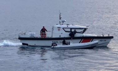 İnsan kaçakçısı, denizde 'lastik bot' içinde yakalandı